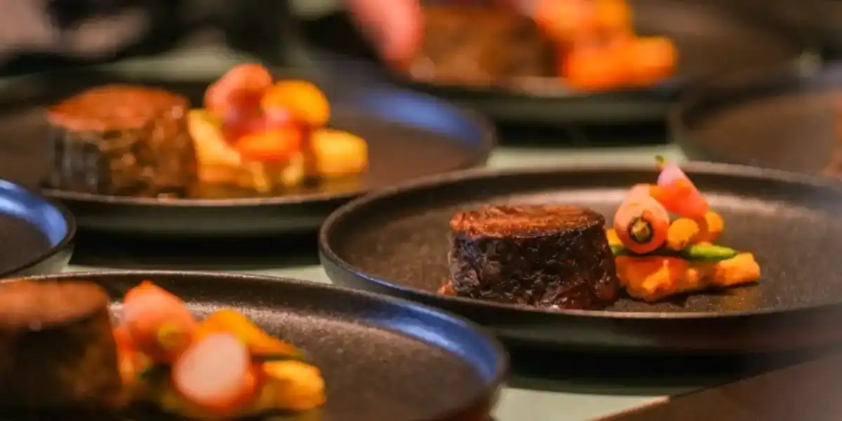 Opgemaakte borden in een restaurant